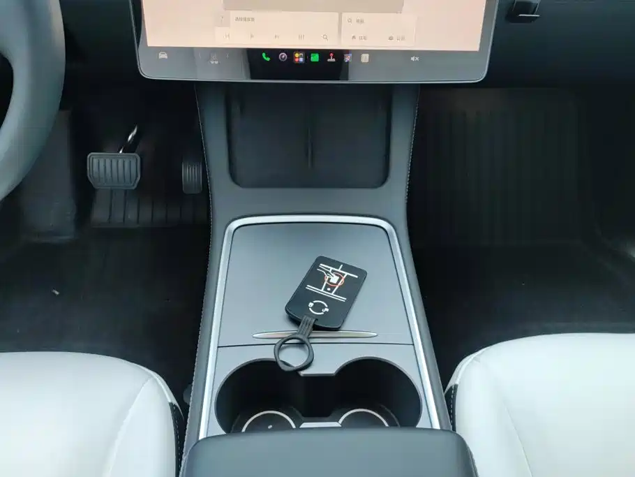 Tesla Model Y — миниатюра 16