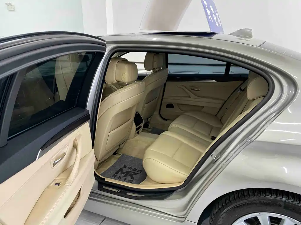 BMW 5 Series — миниатюра 10