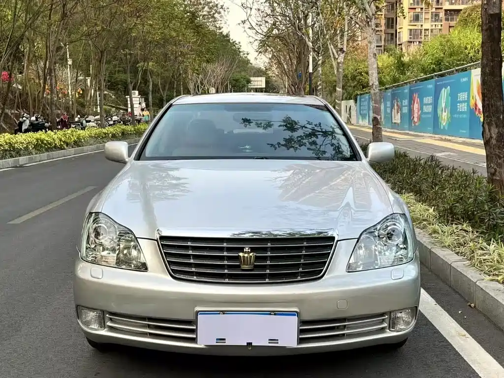 Toyota Crown — миниатюра 2