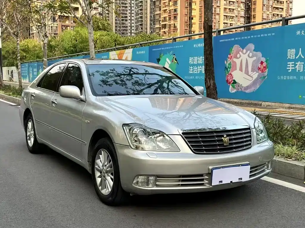Toyota Crown — миниатюра 3