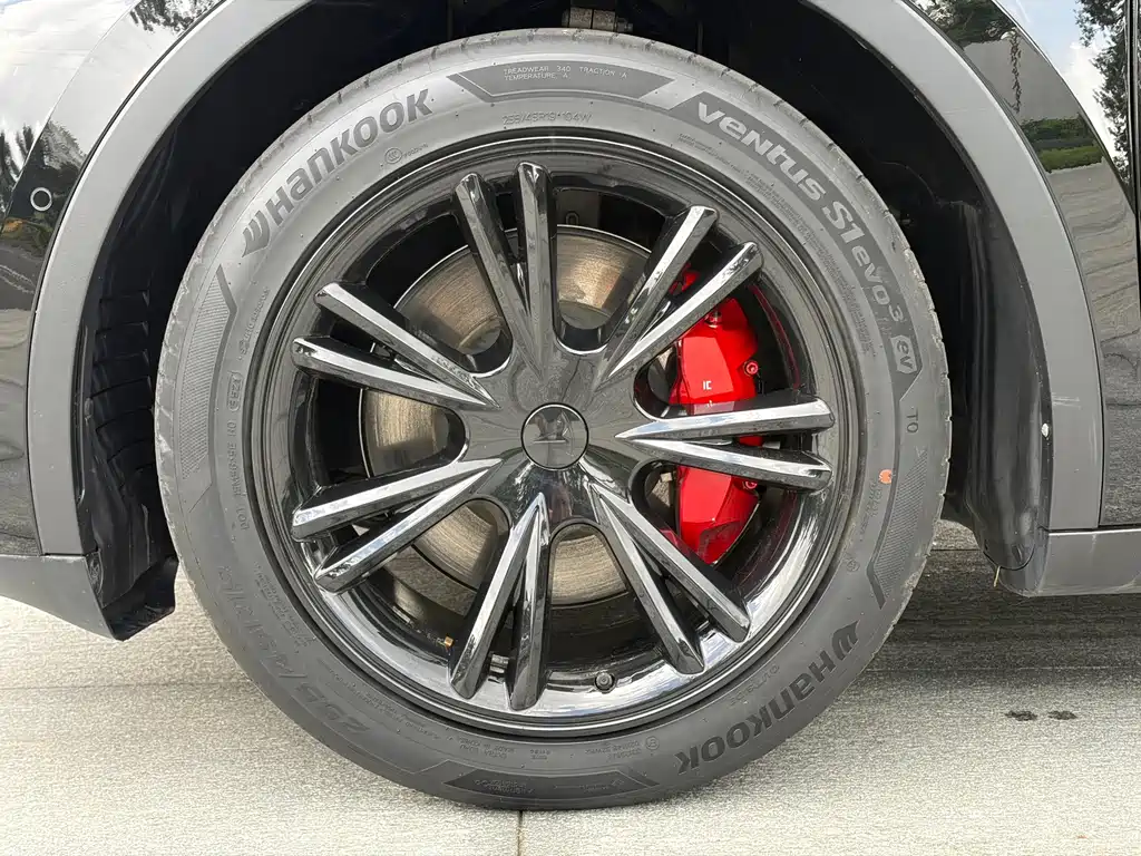 Tesla Model Y — миниатюра 12