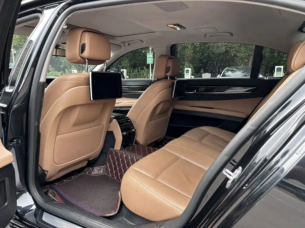 BMW 7 Series — миниатюра 12