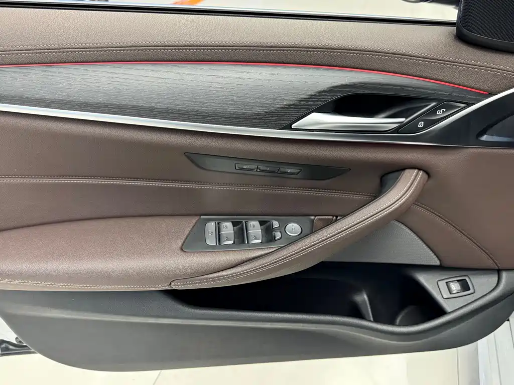 BMW 5 Series — миниатюра 9