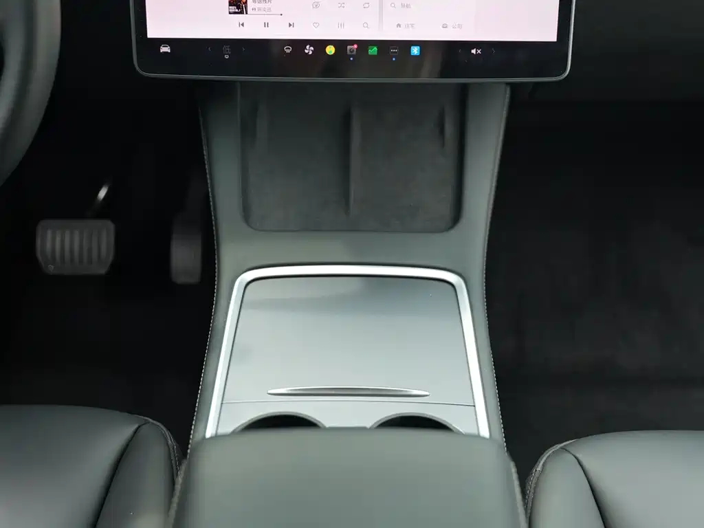 Tesla Model Y — миниатюра 6