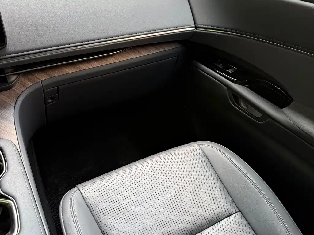 Lexus LM — миниатюра 9