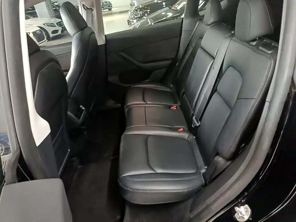 Tesla Model Y — миниатюра 17