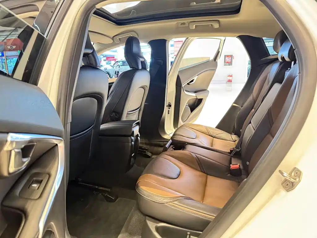 Volvo V40 — миниатюра 13