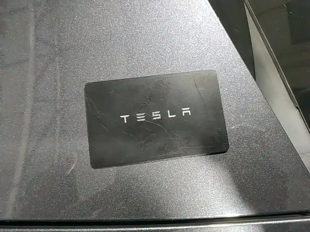 Tesla Model Y — миниатюра 9