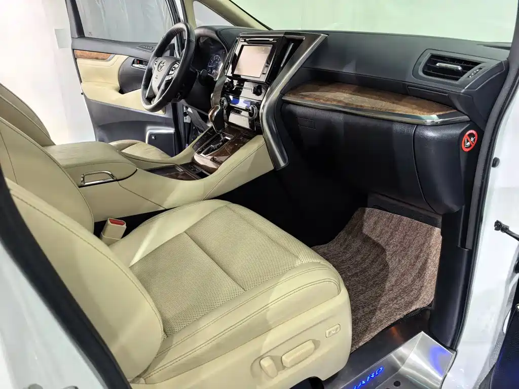 Toyota Alphard — миниатюра 8