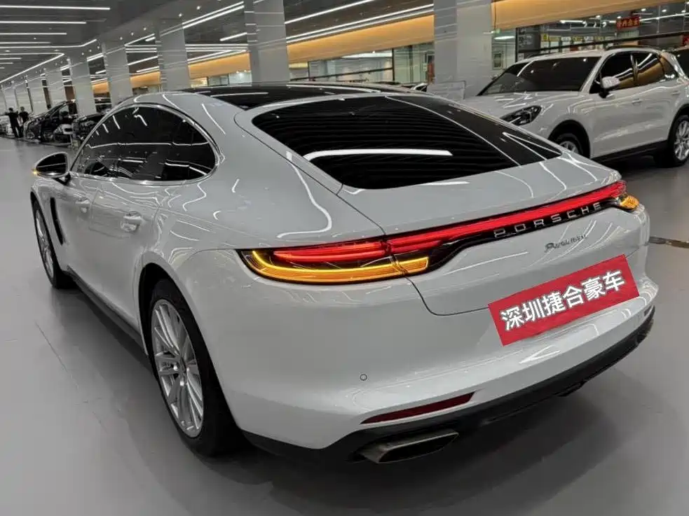 PORSCHE PANAMERA