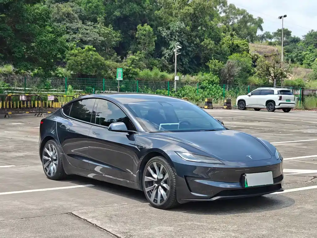 Tesla Model 3 — миниатюра 3
