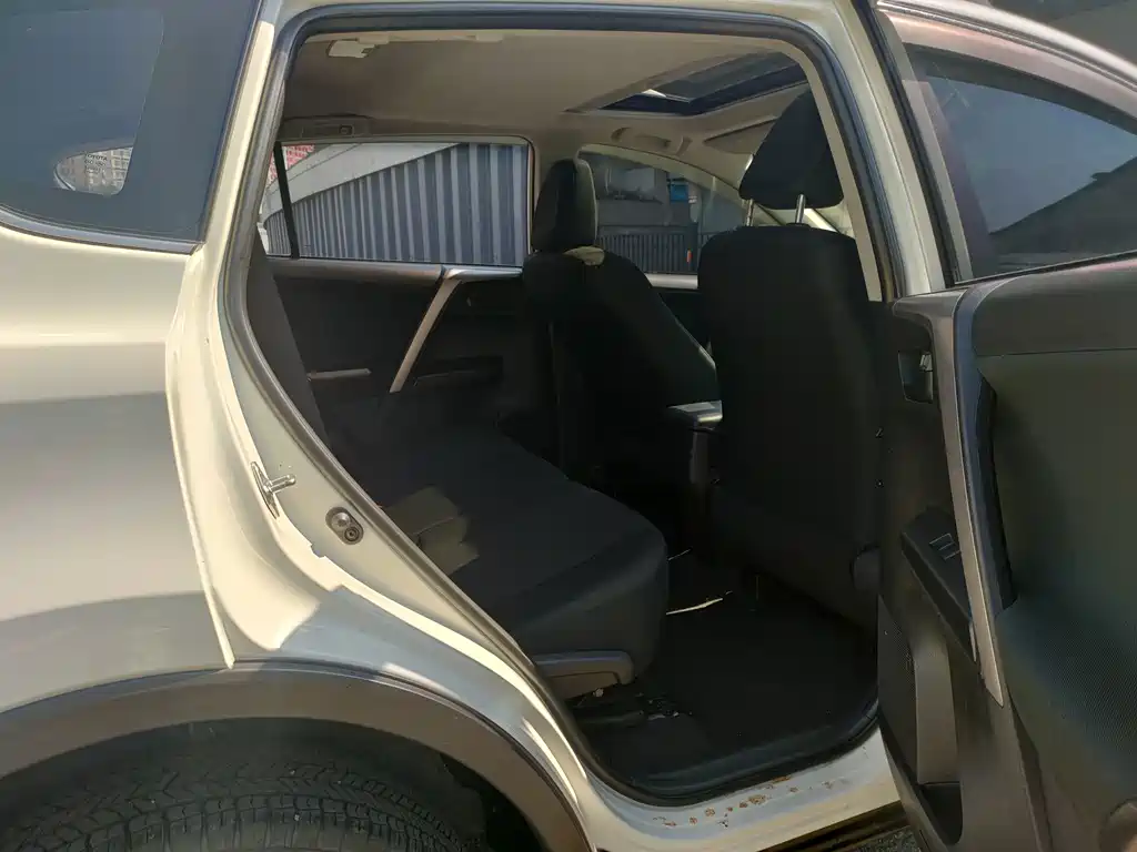 Toyota RAV4 — миниатюра 11
