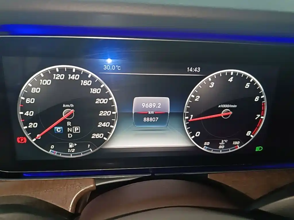 Mercedes-Benz E-Class — миниатюра 12