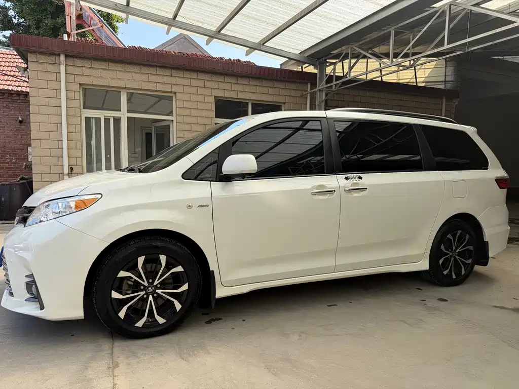Toyota Sienna — миниатюра 2