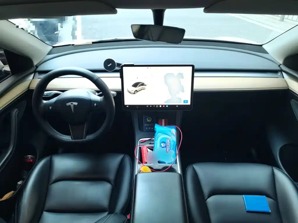 Tesla Model Y — миниатюра 5