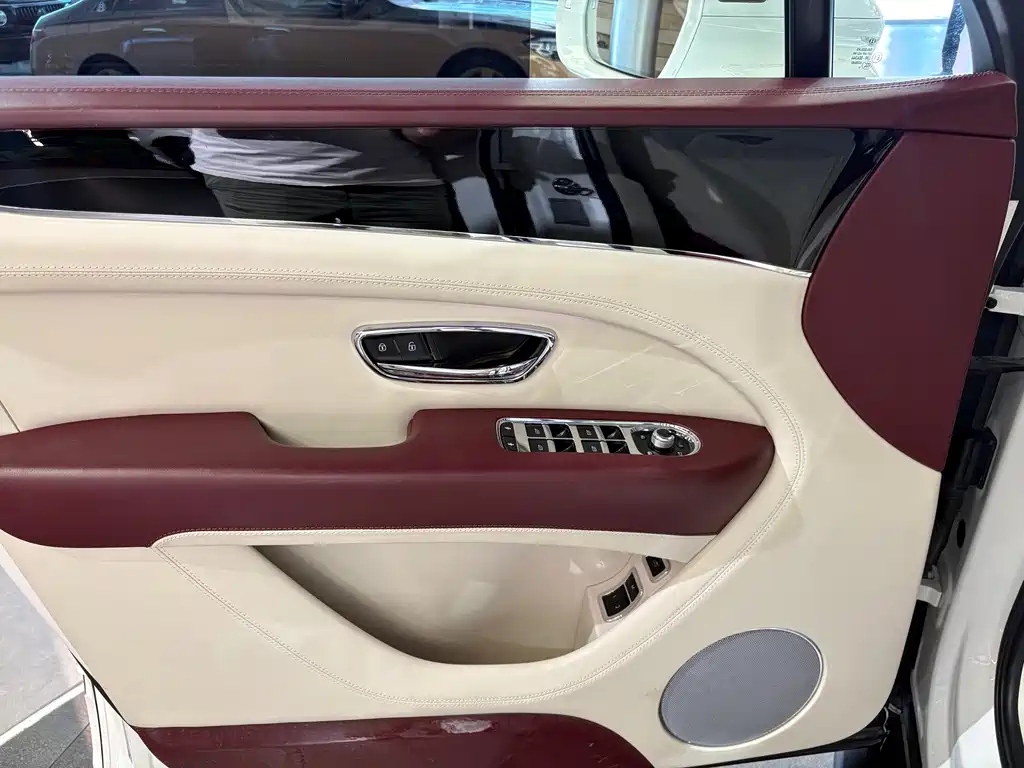 Bentley Bentayga — миниатюра 6
