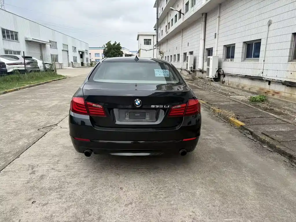 BMW 5 Series — миниатюра 10