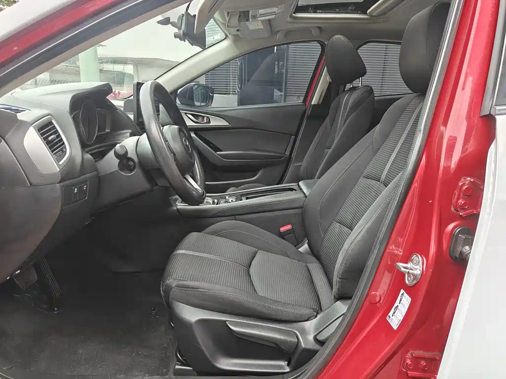 Mazda Mazda3 3 2017 1.5L AT Luxury V
