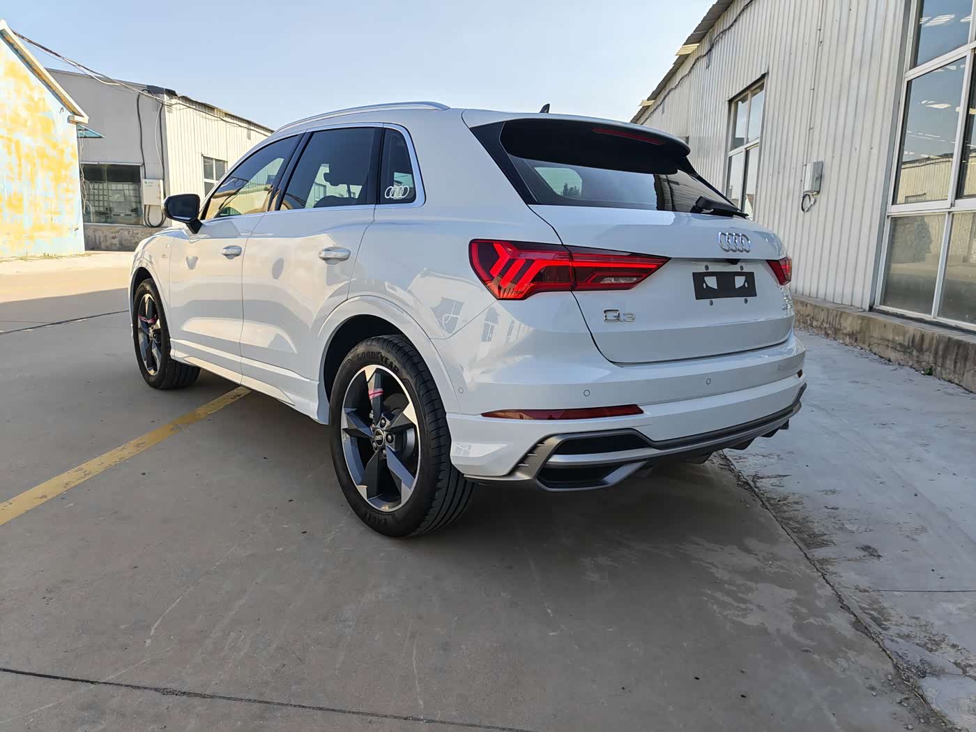 Audi Q3 1.4 л 2022 г. Белый, пробег 17000 км