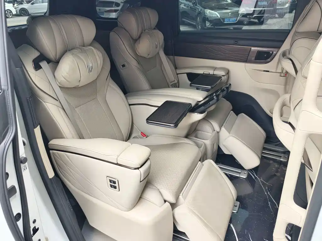Toyota Alphard — миниатюра 8