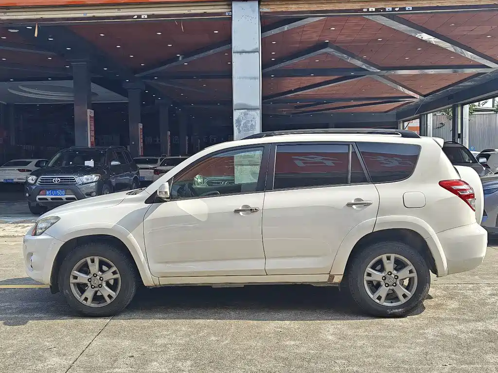 Toyota RAV4 — миниатюра 4