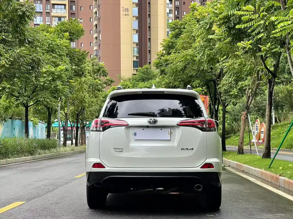Toyota RAV4 — миниатюра 9