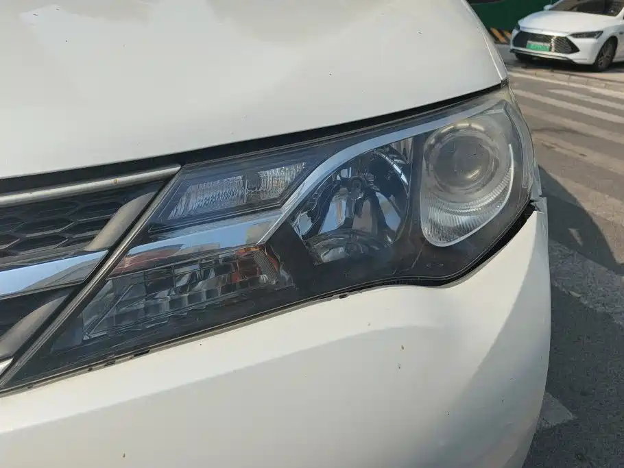 Toyota RAV4 — миниатюра 5