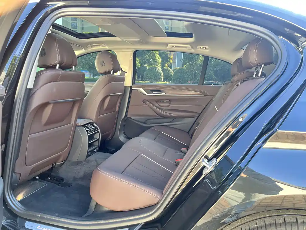 BMW 5 Series — миниатюра 7