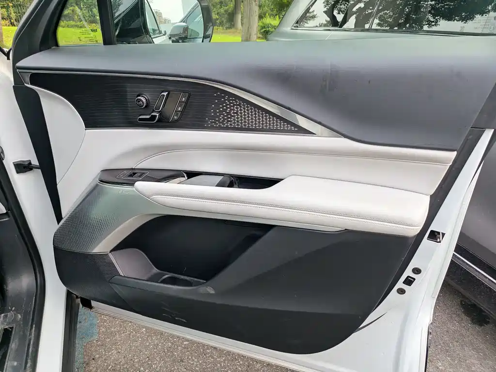 Cadillac Lyriq — миниатюра 4