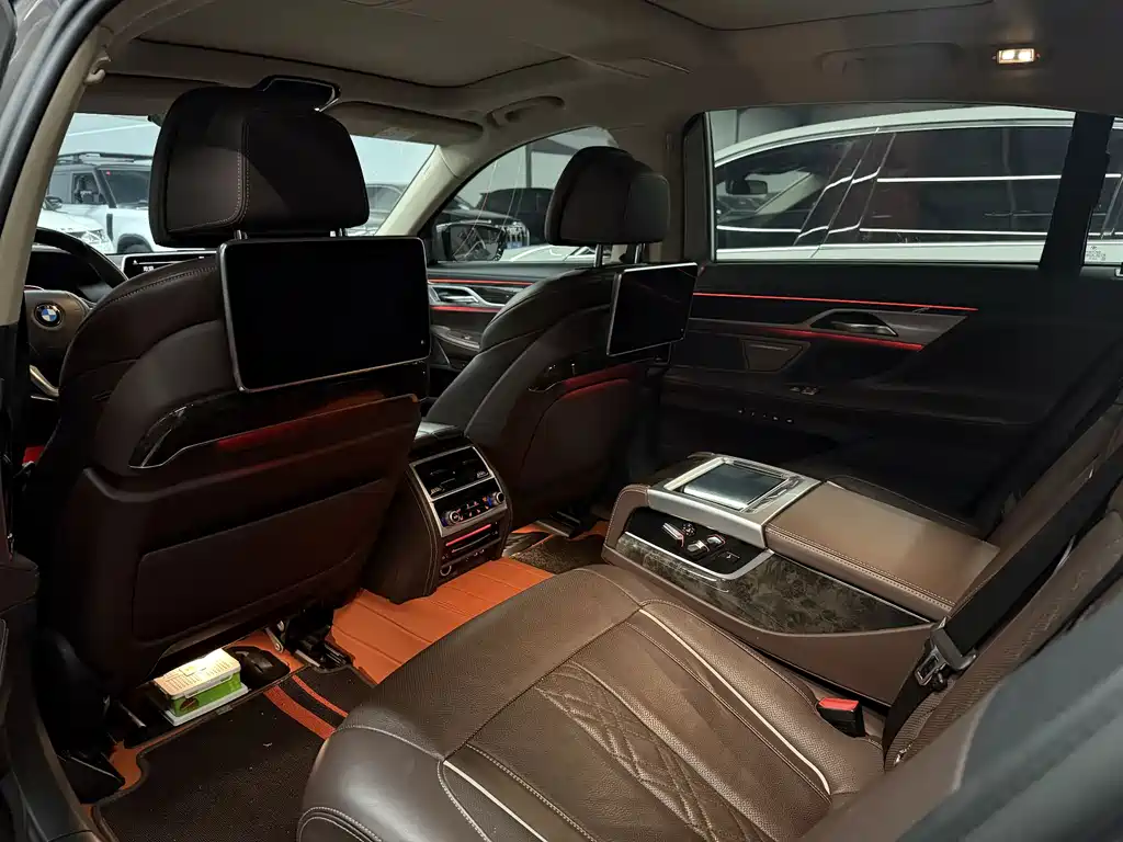 BMW 7 Series — миниатюра 6