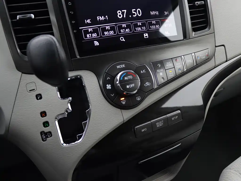 Toyota Sienna — миниатюра 21