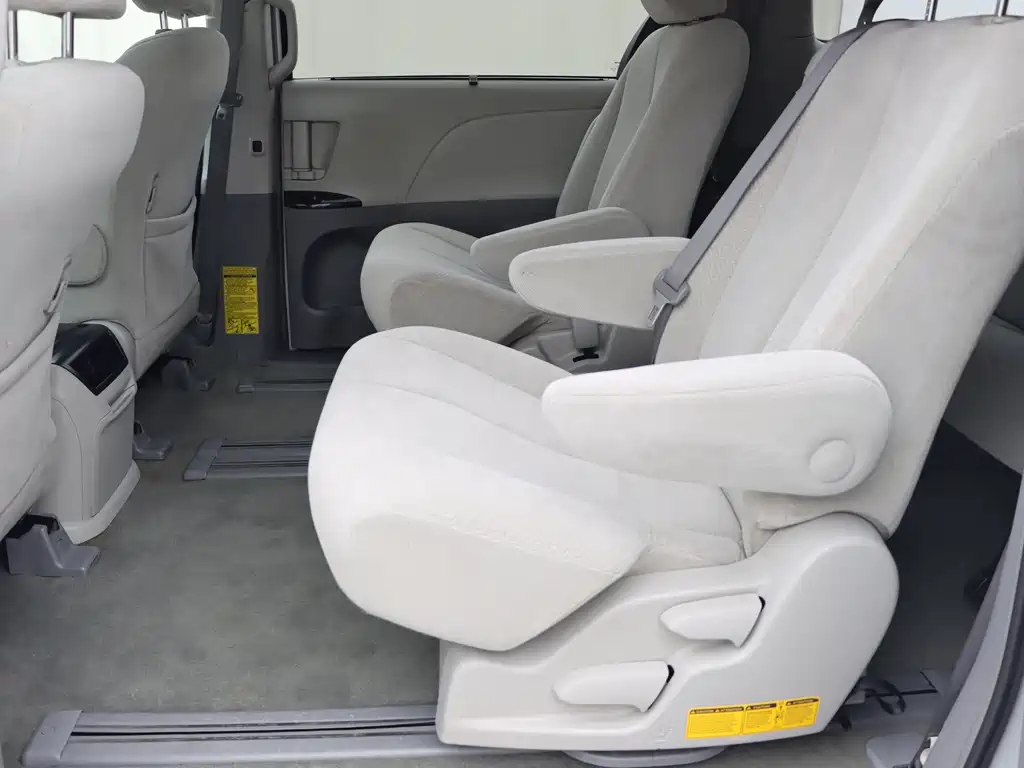Toyota Sienna — миниатюра 14