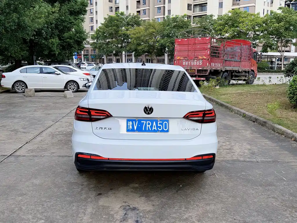 Volkswagen Lavida — миниатюра 5