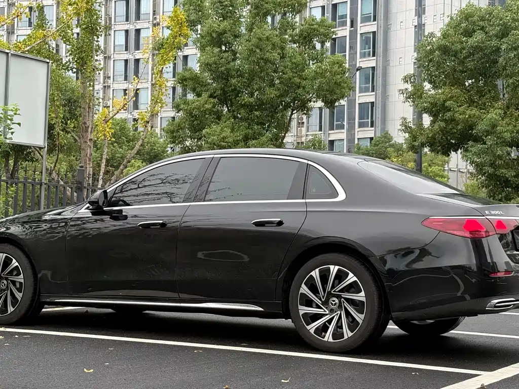 Mercedes-Benz E-Class — миниатюра 7