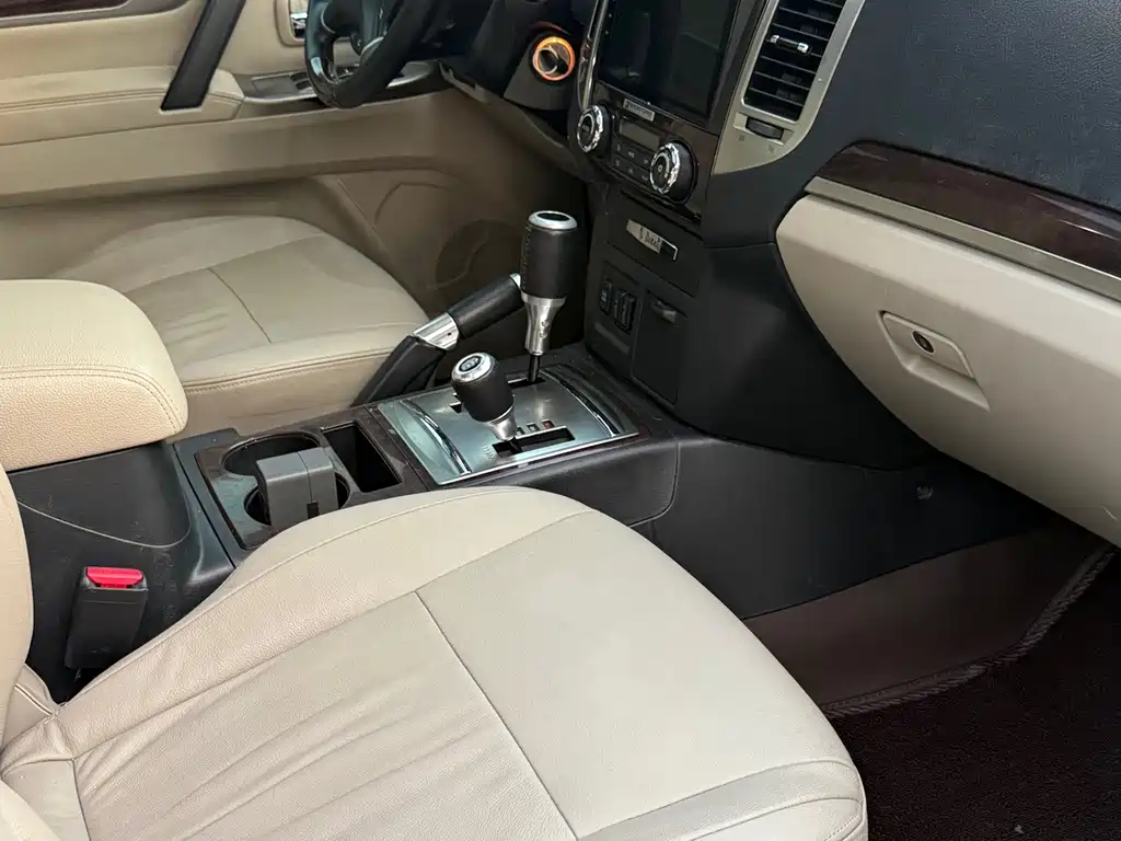 Mitsubishi Pajero (Import) — миниатюра 14