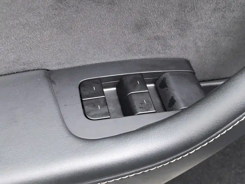 Tesla Model Y — миниатюра 9