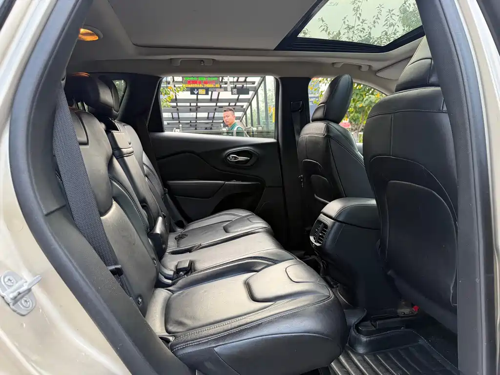Jeep Cherokee (Import) — миниатюра 10