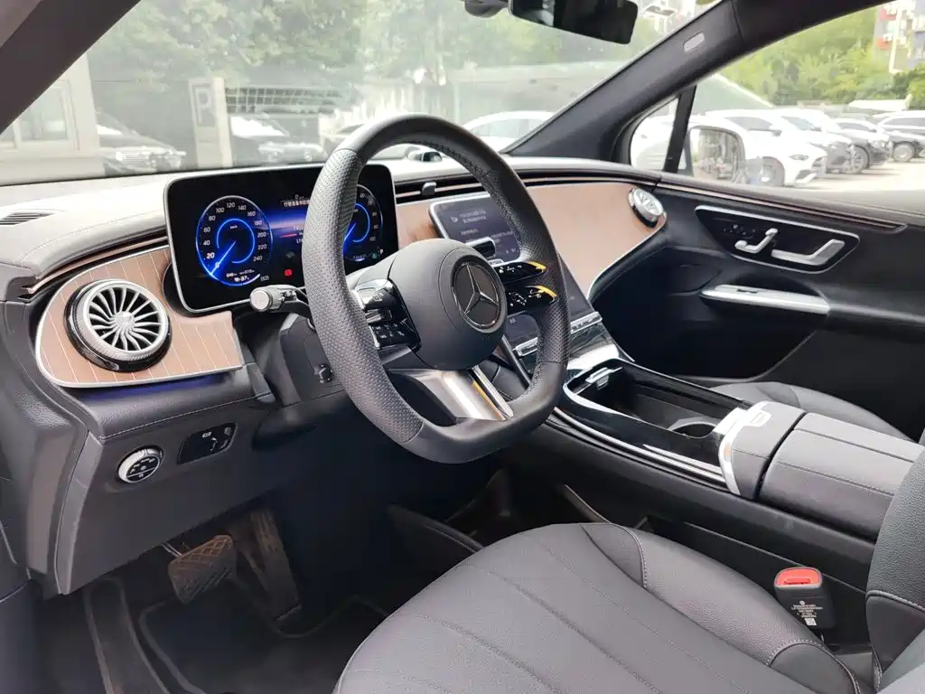 Mercedes-Benz EQE SUV — миниатюра 12