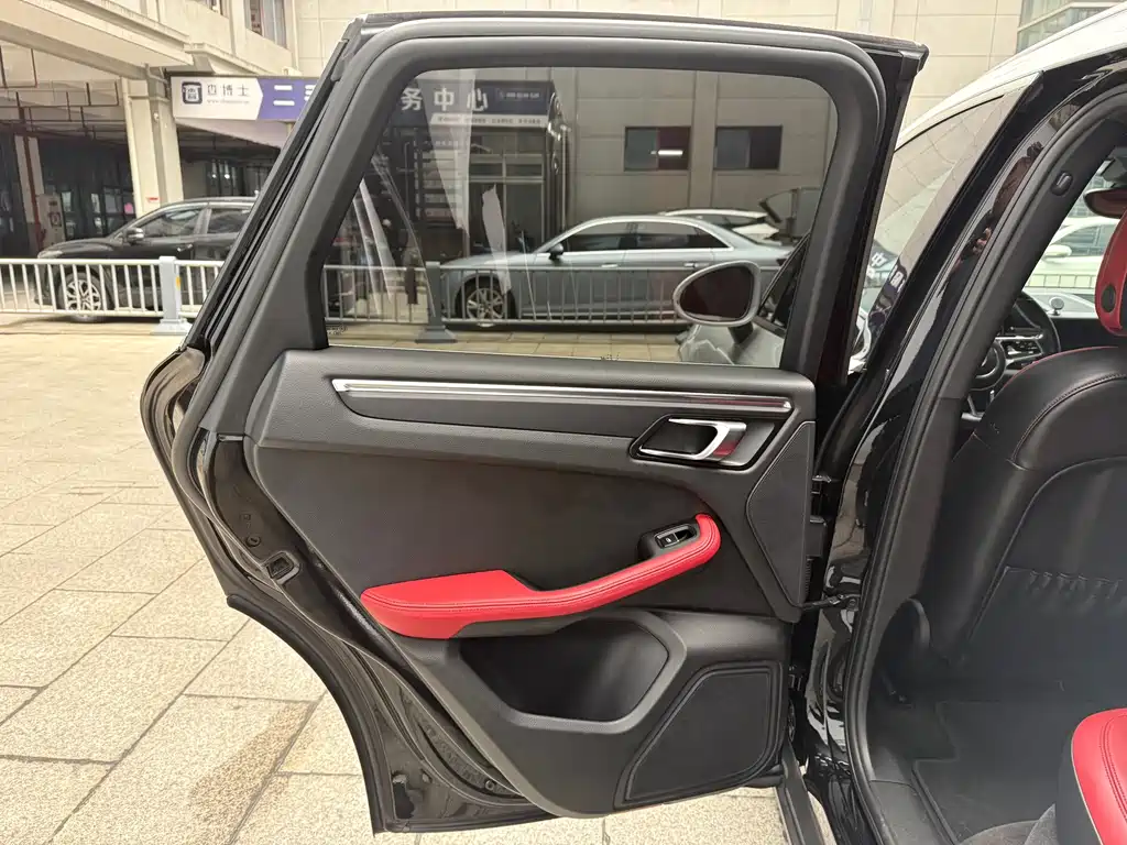 Porsche Macan — миниатюра 19