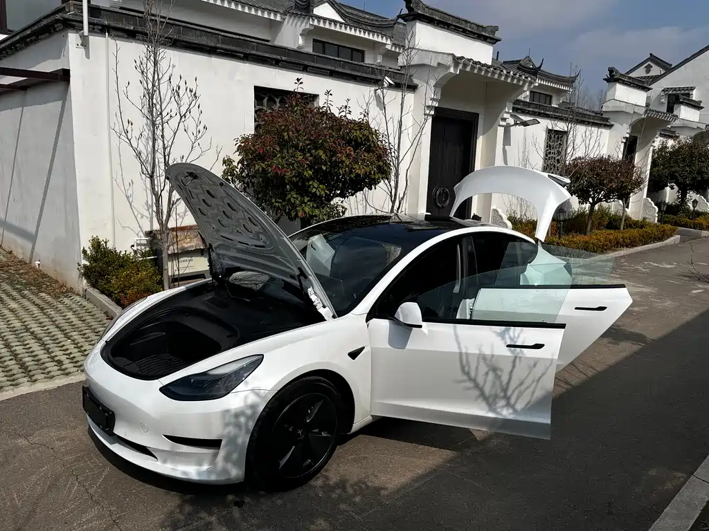 TESLA MODEL 3
