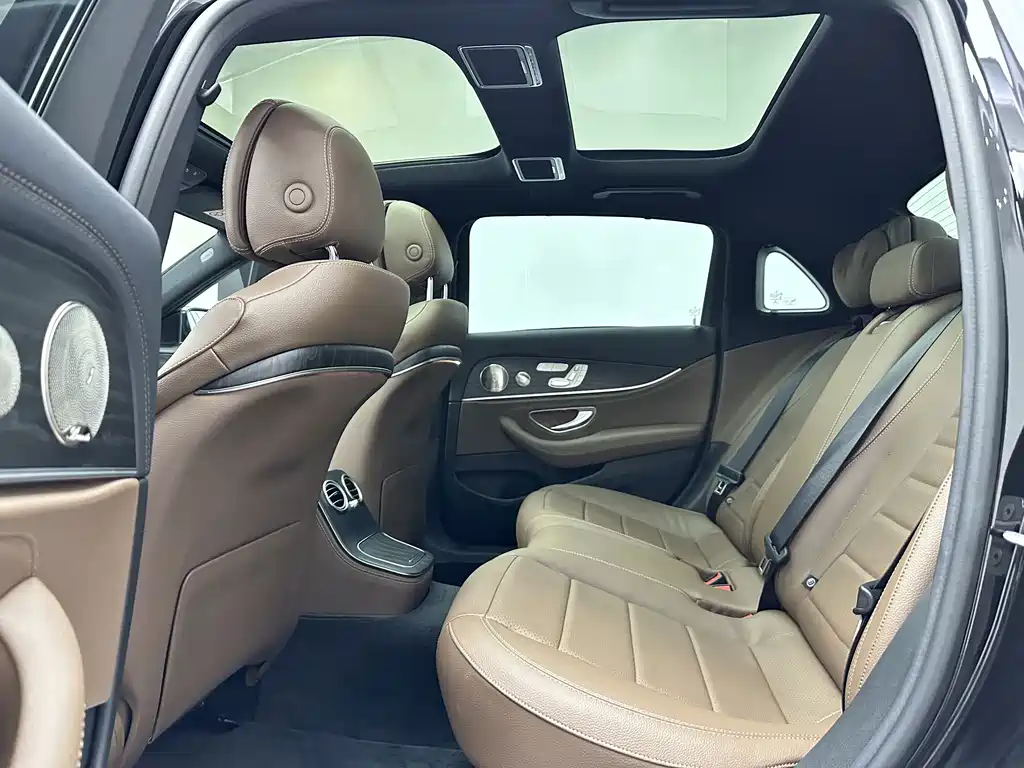 Mercedes-Benz E-Class — миниатюра 10