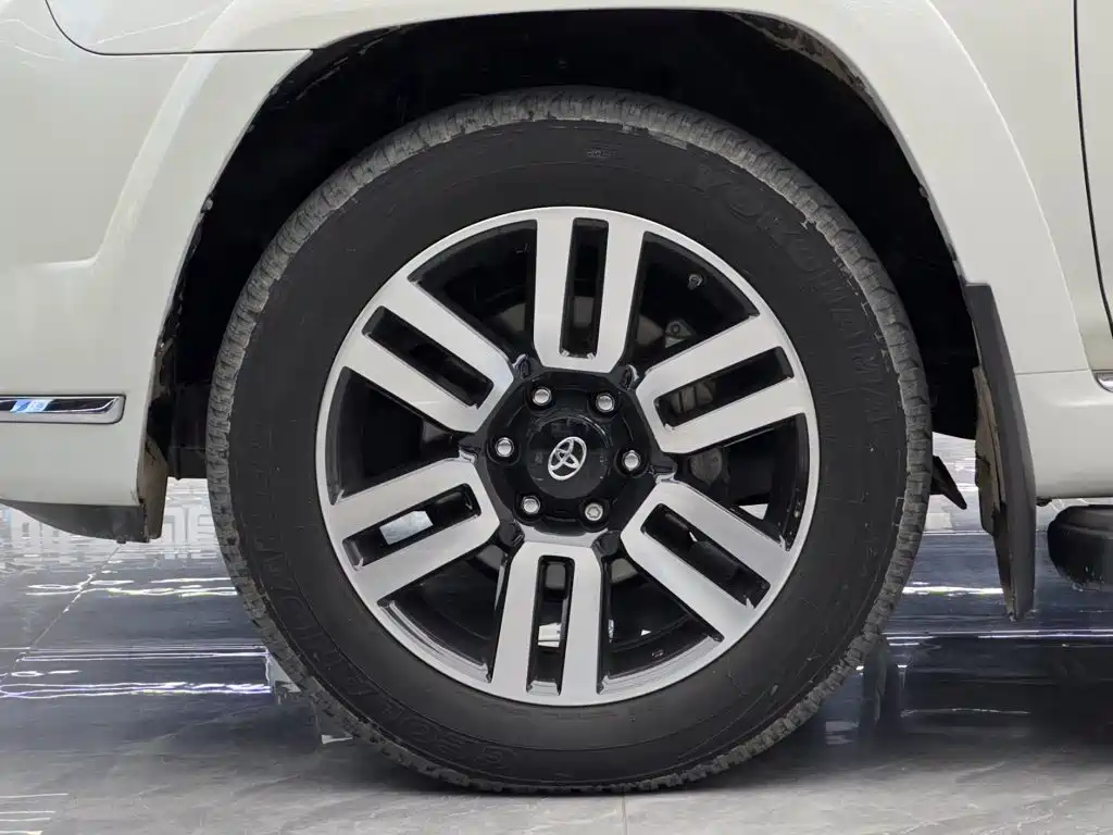 Toyota 4Runner — миниатюра 4