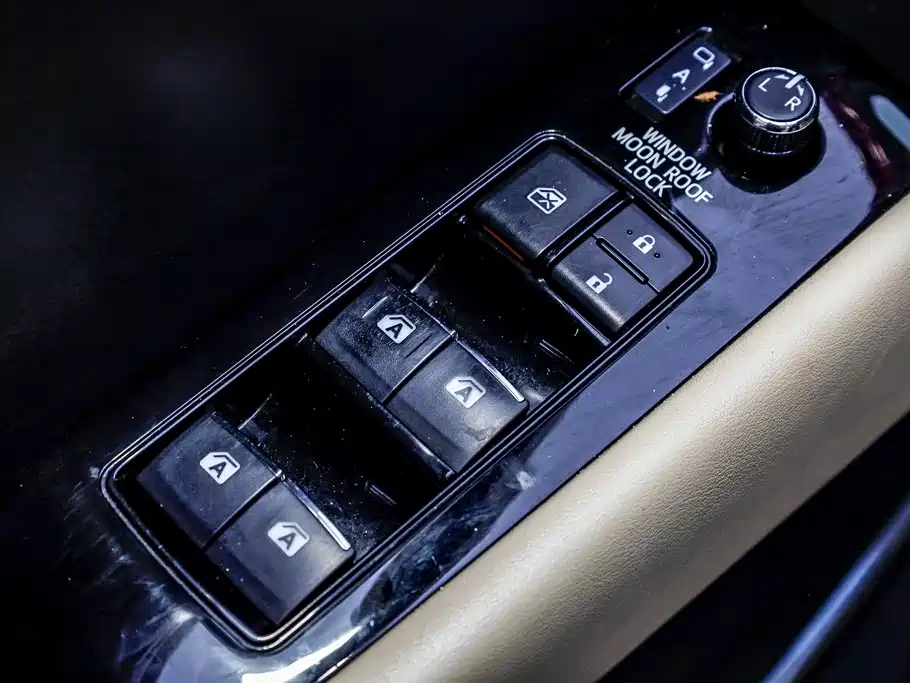 Toyota Alphard — миниатюра 11
