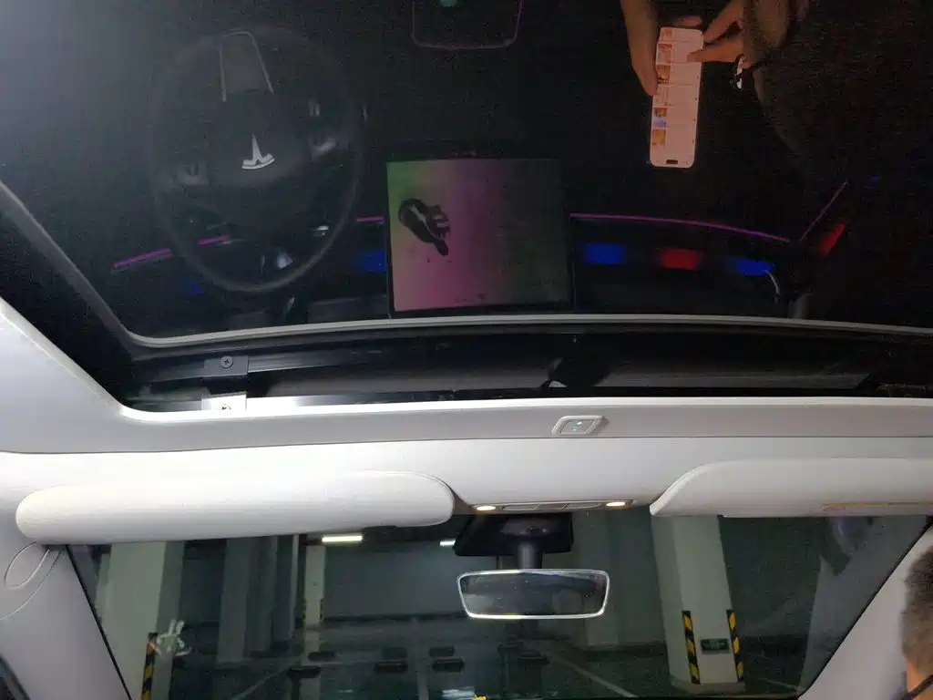 Tesla Model Y — миниатюра 20