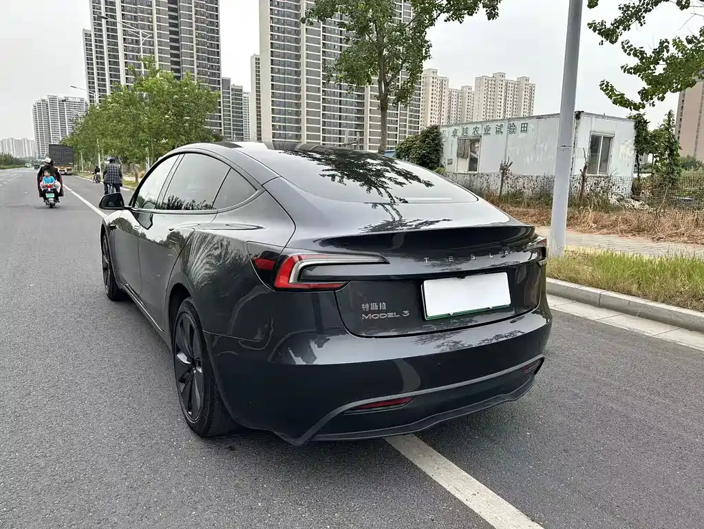 Tesla Model 3 — миниатюра 7