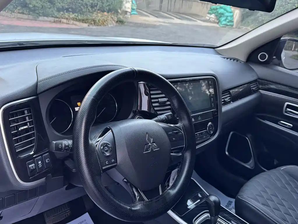 Mitsubishi Outlander — миниатюра 10