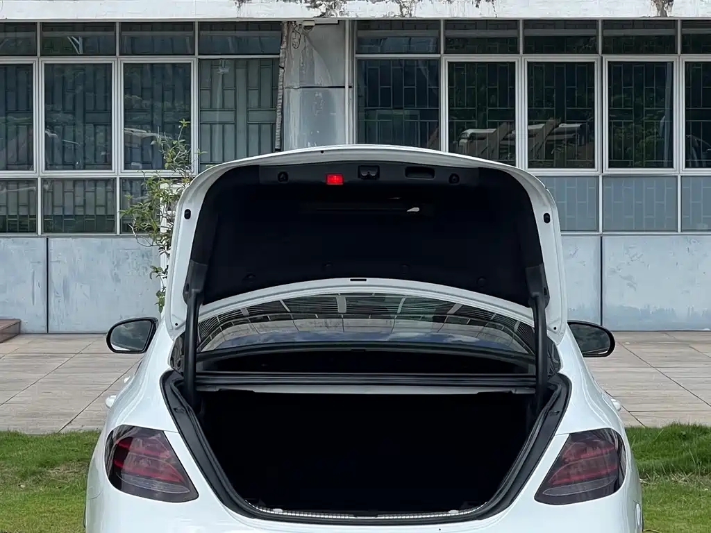 Mercedes-Benz E-Class — миниатюра 10
