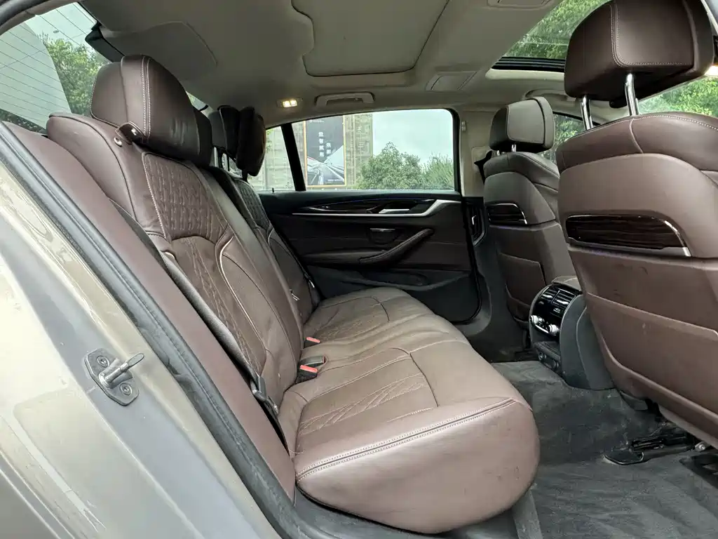 BMW 5 Series New Energy — миниатюра 12