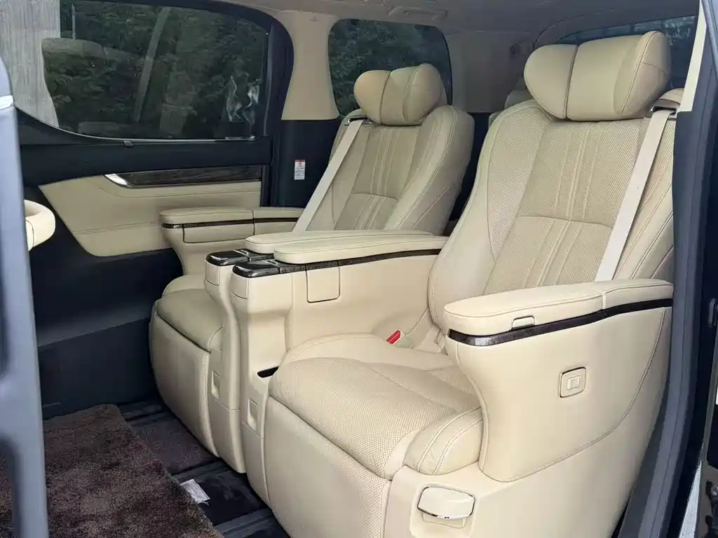 Toyota Alphard — миниатюра 9