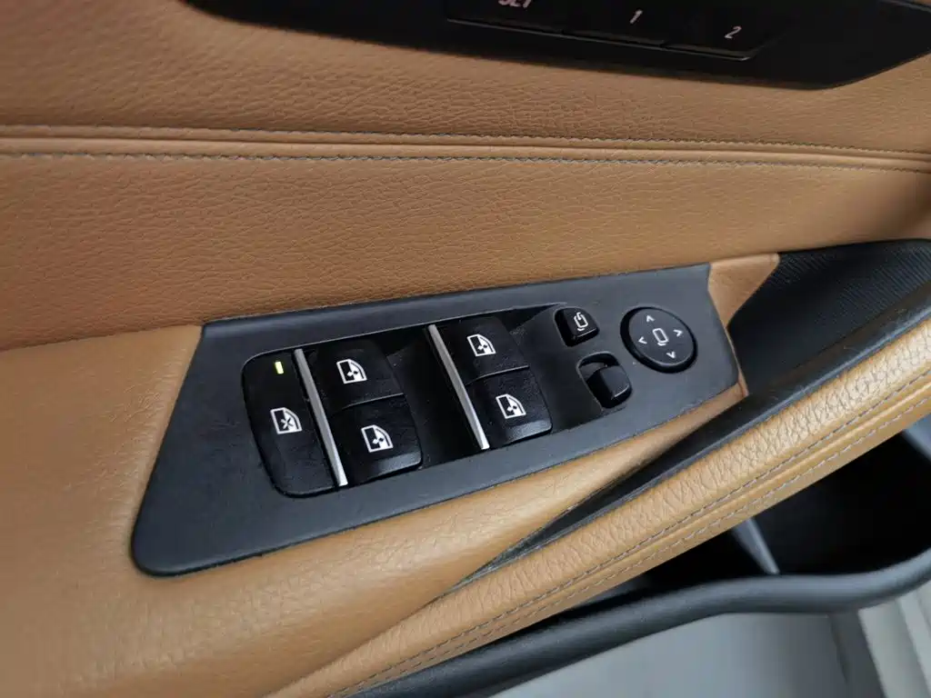 BMW 5 Series — миниатюра 9